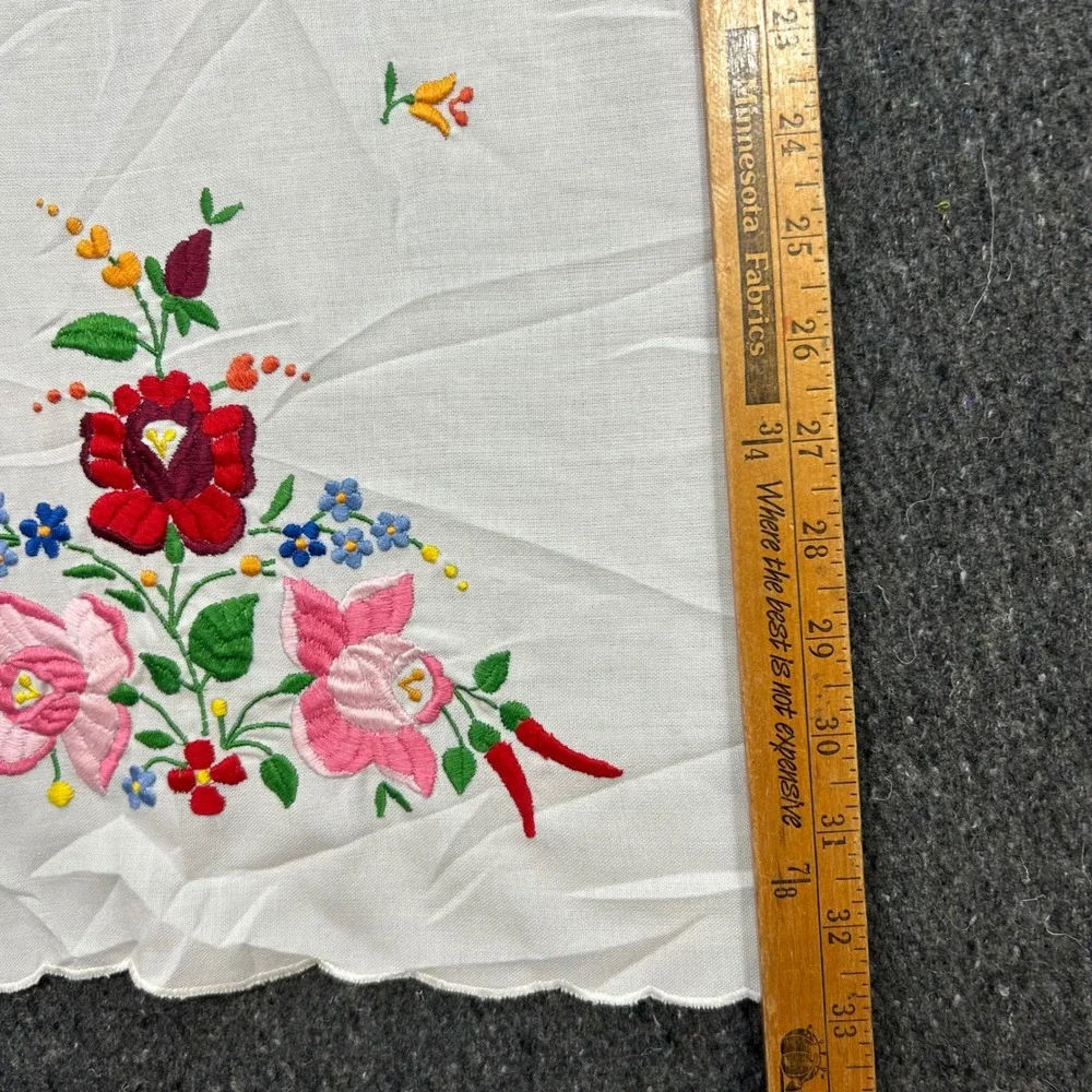 VTG Floral Embroidered Table Runner White Scalloped Folk Art Boho Cottagecore